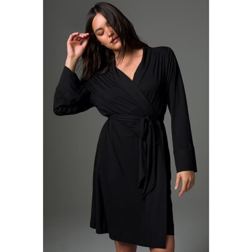 Women's Soma Cool Nights Short Robe w/ Long Sleeves in Black, sz Small / Medium